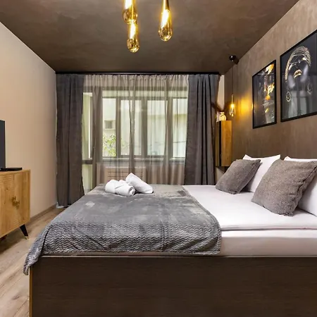 Desi's | Large 3br Next To Old Town & Kapana Apartmán *