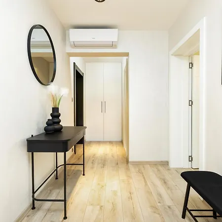 Desi's | Large 3br Next To Old Town & Kapana Apartmán